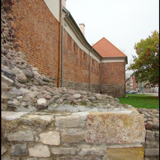 Fot  7b. Fragmenty średniowiecznych murów miejskich z reliktami Bramy Krakowskiej w Radomiu